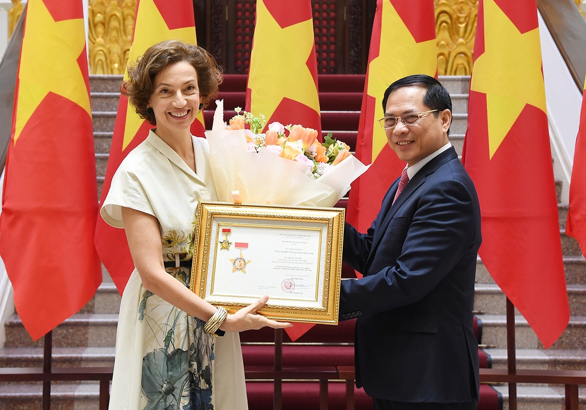 UNESCO Director-General honoured with Vietnam diplomacy insignia